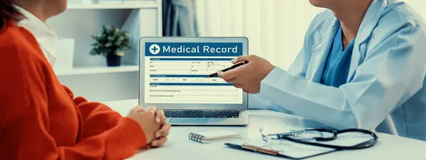 Laptop Zobrazit Lékařskou Zprávu Nebo Diagnostický Výsledek Zdraví Pacienta Rozmazané — Stock fotografie