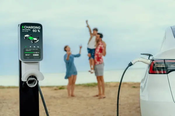 Viaggio Alternativo Famiglia Vacanza Sulla Spiaggia Con Auto Elettrica Ricarica — Foto Stock