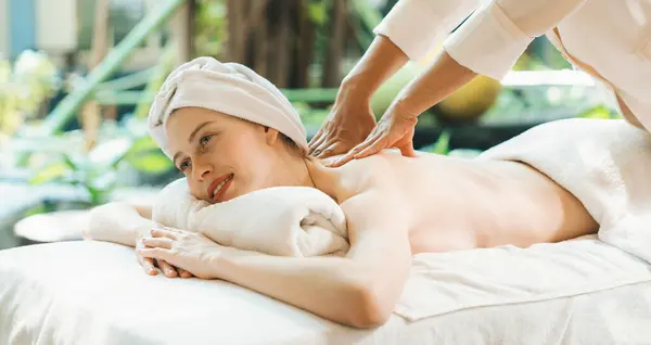 Belle Jeune Femme Reçu Massage Dos Sur Lit Spa Masseuse — Photo