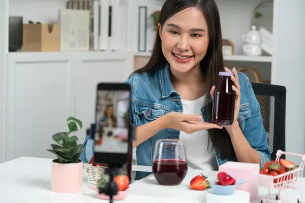 Sonriente Joven Hermosa Asiática Revisando Sabrosas Bebidas Mixtas Desintoxicación Fresa —  Fotos de Stock