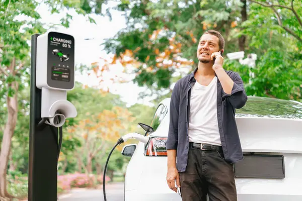 Man Talking Smartphone While Recharging Electric Car Battery Charging Charging — Stock Photo, Image