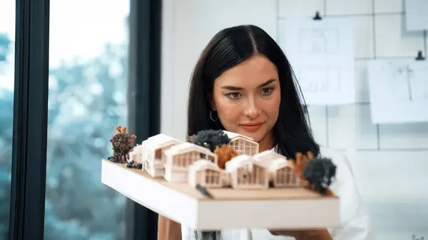 Close Van Bekwame Jonge Prachtige Kaukasische Architect Lift Huis Model — Stockfoto