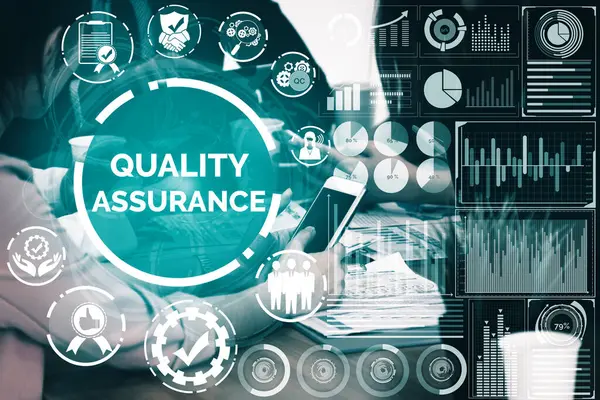 品質保証と品質管理コンセプト 認定された標準プロセス 製品保証 顧客満足のための品質向上技術を示す現代グラフィックインターフェース インタビュー — ストック写真