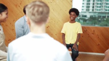 Afrikalı çocuk, çeşitli arkadaşlarıyla fikir alışverişinde bulunurken, grup terapisinde güven içinde oturuyordu. Lise öğrencisi zihinsel sağlık sorununu düşünüyor ve öğreniyor. Öğretim