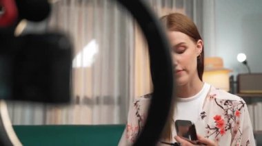 Kadın Etkilenen Vlog video görüntülerini canlı yayınlıyor Makyaj primi sosyal medya veya blog. Kozmetik stüdyosu ışıklandırmalı mutlu genç kız çevrimiçi pazarlama oturumu yayını için..