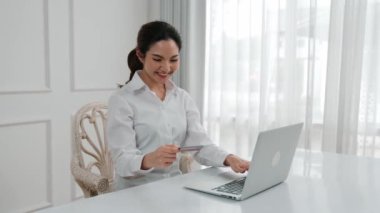 Kadın alışverişi ya da internet pazarında online ödeme modern yaşam tarzı için satılık eşyalar arıyor ve canlı siber güvenlik yazılımı tarafından korunan cüzdandan çevrimiçi ödeme için kredi kartı kullanıyor