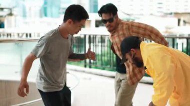 Modern alışveriş merkezinin koridorunda dans eden bir grup hippi. Yetenekli break dansçı birlikte dans eder ve ayak seslerini müziğe taşır. Break dans, sokak dansı. Açık hava sporu 2024 hiphop..