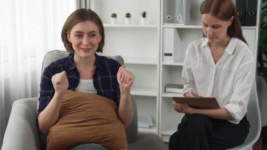 Mutlu hasta ve psikolog klinikte olumlu duygularla zihinsel sağlık sohbetlerini paylaşırken aynı zamanda klinikteki psikologlara başarılı bir iş ve hayatı açıklıyorlar.