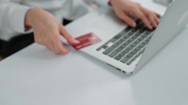 Kadın alışverişi ya da internet pazarında online ödeme modern yaşam tarzı için satılık eşyalar arıyor ve canlı siber güvenlik yazılımı tarafından korunan cüzdandan çevrimiçi ödeme için kredi kartı kullanıyor