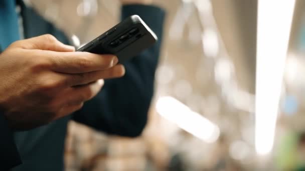 Zbliżenie Biznesmena Ręce Patrząc Telefon Stojąc Pociągu Otoczony Przez Ludzi — Wideo stockowe