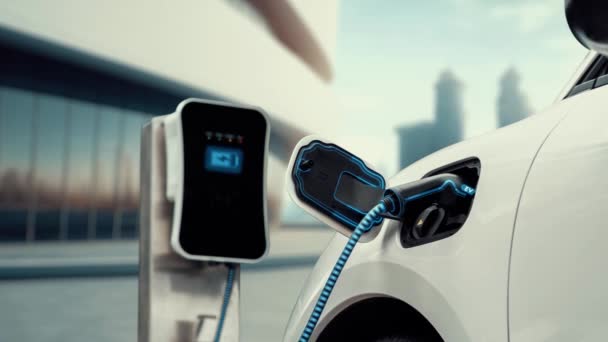 近代的で未来的な建物の背景にあるスマートEv充電ステーションからの電気自動車の再充電 代替エネルギーと持続可能なエネルギーを使用した再充電可能Evカーの技術的な進歩 パーセント — ストック動画