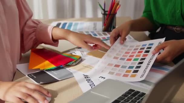 Χέρι Closeup Δύο Σχεδιαστών Brainstorming Και Επιλέγοντας Χρώμα Για Γραφικό — Αρχείο Βίντεο