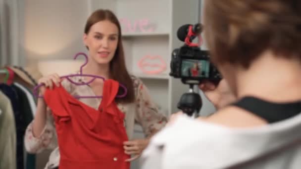 Dwie Kobiety Influencer Strzelać Żywo Streaming Vlog Wideo Recenzja Ubrania — Wideo stockowe