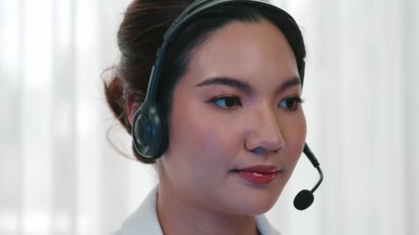 Kadını Canlı Kulaklık Takıyor Uzaktan Kumandalı Müşteri Meslektaşlarına Destek Olmak — Stok video
