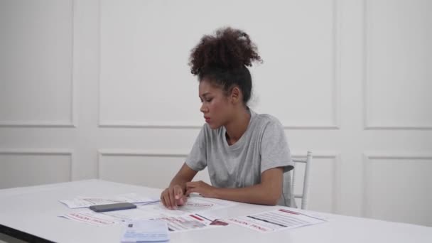 Jeune Femme Stressée Des Problèmes Financiers Avec Dette Carte Crédit — Video