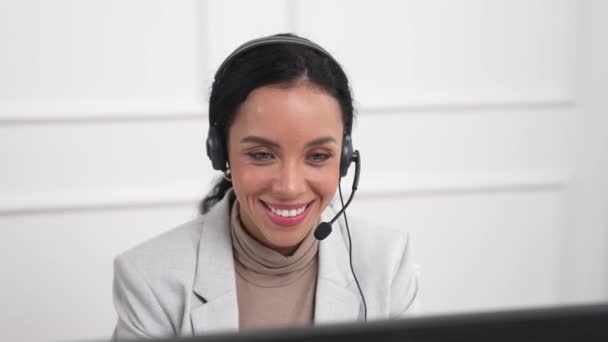 Kadını Kulaklık Takıyor Uzaktan Müşteri Arkadaşını Desteklemek Için Ofiste Çalışıyor — Stok video