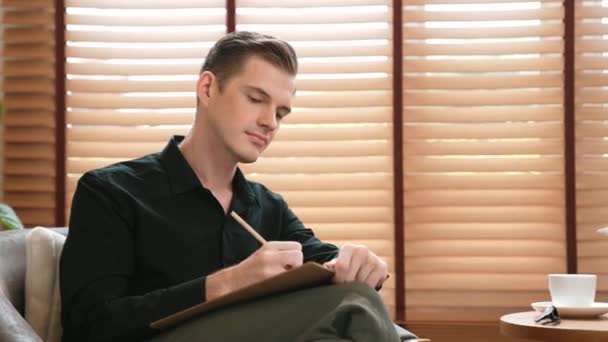 男性心理学家坐在精神病医生办公室或治疗室的扶手椅上 友好和专业的精神保健顾问和治疗师 — 图库视频影像
