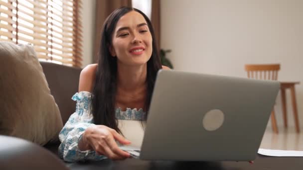 Jovem Deitada Sofá Usando Laptop Com Cartão Crédito Para Internet — Vídeo de Stock