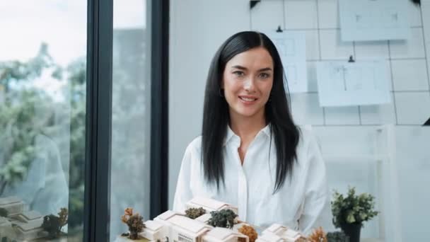 Schöne Junge Kaukasische Architektin Zeigt Hausmodell Stehen Und Lächelt Selbstbewusst — Stockvideo