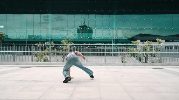 Azjatycki Hipster Robi Zamarzającą Pozę Patrząc Kamerę Mieście Zdjęcia Panoramiczne — Wideo stockowe
