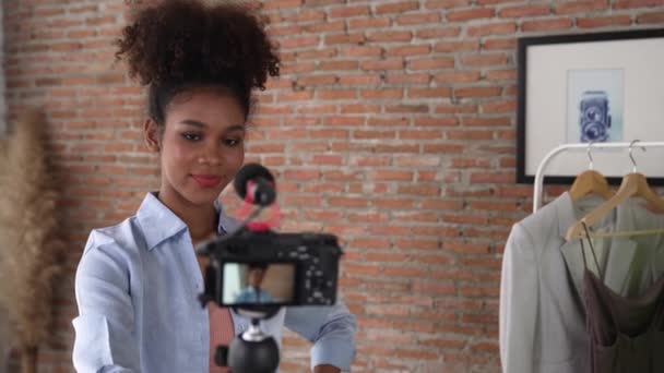 Kobieta Influencer Strzelać Żywo Streaming Vlog Wideo Recenzja Ubrania Kluczowe — Wideo stockowe
