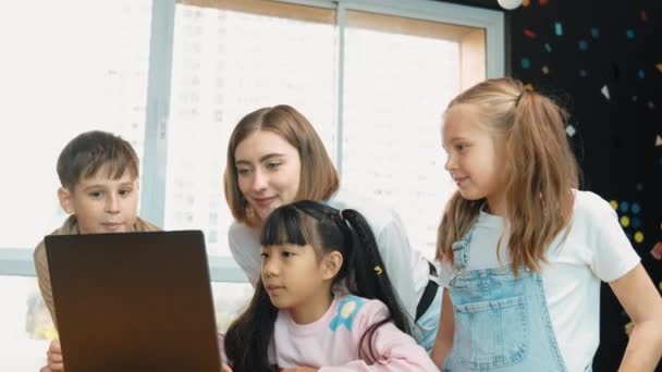 Młody Nauczyciel Patrząc Zróżnicowaną Prezentację Ucznia Laptopie Klaszcząc Dłonie Aby — Wideo stockowe
