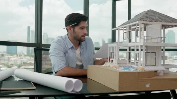 放松专业建筑师工程师或商人的工作 看蓝图 同时坐着 并把腿与现代办公室的房子模型一起放在桌子上 摩天大楼的景观 小道消息 — 图库视频影像