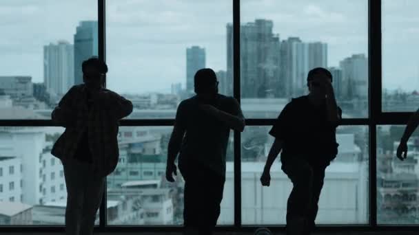 Silhouettenaufnahme Einer Geschickten Choreographen Gruppe Die Zusammen Mit Einem Wolkenkratzer — Stockvideo