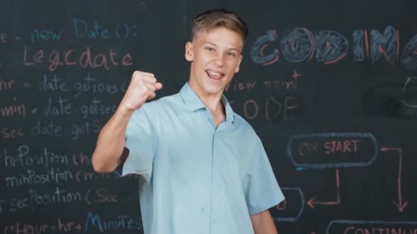 Knappe Volwassene Staat Aan Het Schoolbord Met Technische Code Prompt — Stockvideo
