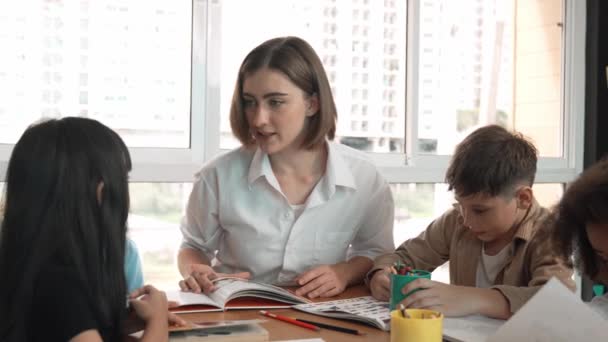 Professionelle Kaukasische Lehrerin Die Verschiedenen Schülern Geschichten Erzählt Während Sie — Stockvideo
