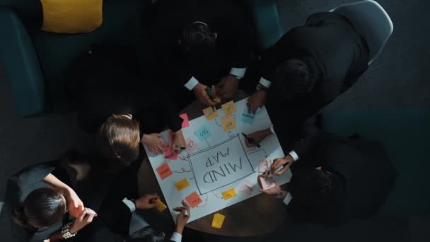Shora Dolů Letecký Pohled Skupinu Chytrých Různorodých Podnikatelů Brainstorm Marketingový — Stock video