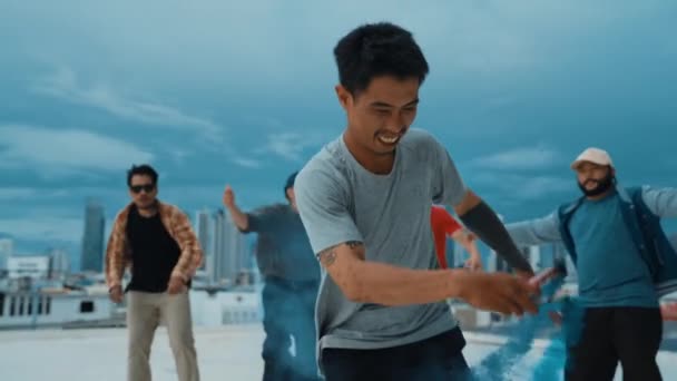 Группа Мультикультурных Хипстеров Играет Цветовую Вспышку Крыше Привлекательный Уличный Танцор — стоковое видео