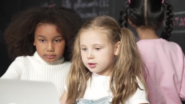聪明的高加索女孩在Stem技术课堂上使用笔记本电脑编程 编写工程代码和编写被多元文化朋友包围的程序 黑板上写着编码方式提示 Erudition — 图库视频影像