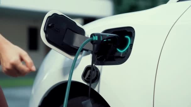 Feltölteni Elektromos Autó Futurisztikus Töltő Otthonról Töltőállomás Elektromos Járművek Intelligens — Stock videók