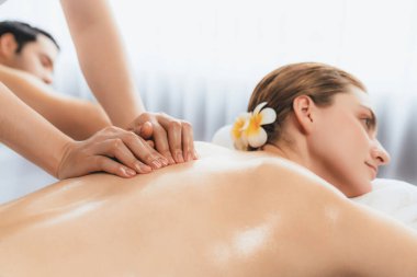 Kafkas çift müşterisi stres önleyici spa masajının keyfini çıkarıyor ve lüks otel veya oteldeki gündüz açık hava ortamında güzellik teniyle eğleniyor. Sessiz.