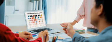 Yaratıcılık grafik tasarım ekibinin bir portresi, modern ofiste dizüstü bilgisayarla ekipman ve tasarım araçları kullanarak proje için uygun rengi seçer. - Yakın çekim. Değiştirilmiş.