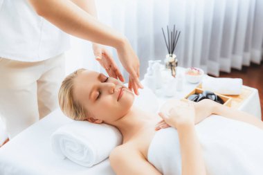 Kafkasyalı kadın stres önleyici kafa masajından ve lüks tatil beldesi ya da otel spa salonundaki modern ışık ortamında yüz güzelliği eğlencelerini şımartmaktan hoşlanıyor. Sessiz.