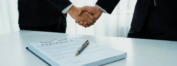 两名企业高管在董事会握手 签订了合并两家公司的协议 握手是商业伙伴关系与合作的象征 公司收购和合并概念 Shrewd — 图库照片