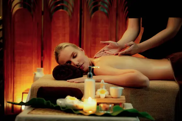 Aromaterapi Masajı Ambiyansı Spa Salonu Kompozisyon Düzeneği Bulanık Kadınlara Odaklı — Stok fotoğraf