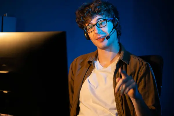 Genç Yaratıcı Adamı Bilgisayar Ekranında Dinleyicilerle Iletişim Kuruyor Takım Üyesiyle — Stok fotoğraf