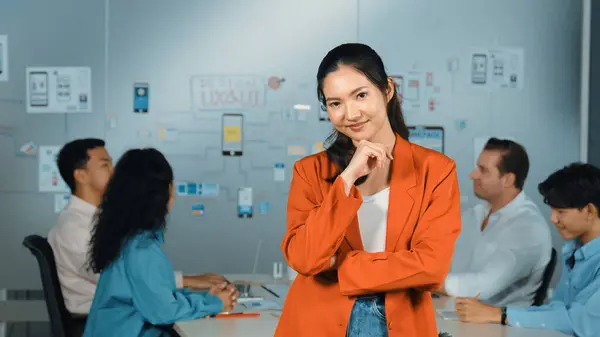 Asiatische Professionelle Geschäftsfrau Steht Selbstbewusst Auf Kreativen Geschäftstreffen Schöne Selbstbewusste — Stockfoto
