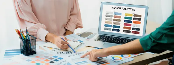 Kreatywny Projekt Graficzny Prezentuje Wybiórczy Kolor Podczas Gdy Manager Pomocą — Zdjęcie stockowe