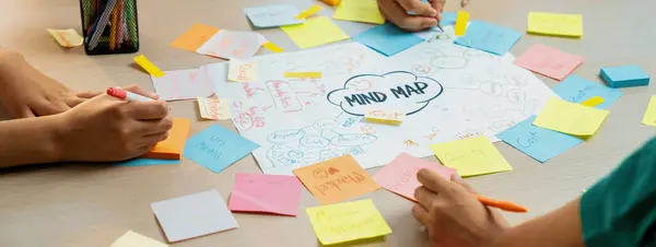 Професійна Стартап Група Ділиться Ідеєю Креативного Маркетингу Використовуючи Карту Розуму — стокове фото