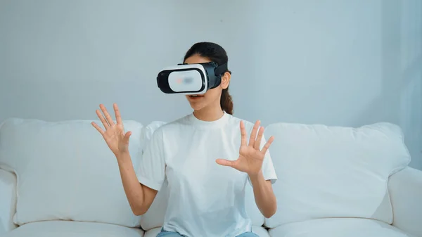 Ung Kvinne Som Bruker Virtuell Briller Hjemme Levende Online Shoppingopplevelse – stockfoto