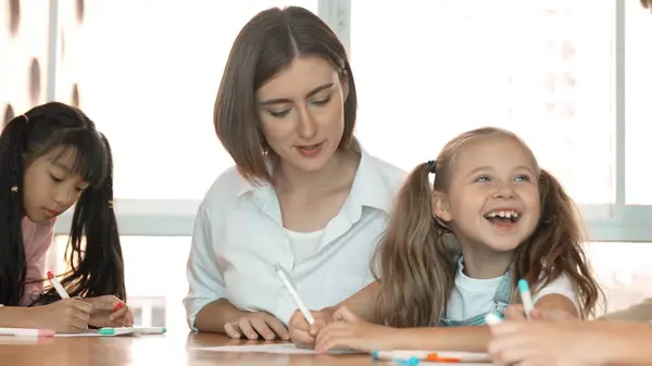 Panorama Strzał Szczęśliwy Różnorodny Uczeń Inteligentny Nauczyciel Rysunek Kolorystyka Pomocą — Zdjęcie stockowe