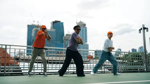 Grupo Dançarino Break Qualificado Executar Passo Hip Hop Juntos Telhado — Fotografia de Stock