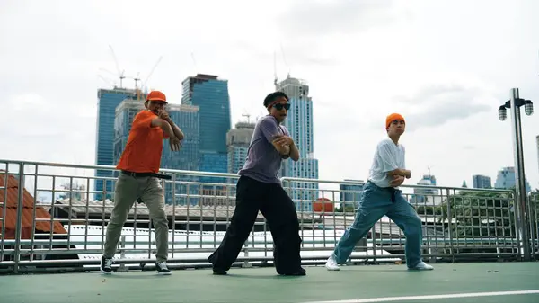 Grupo Bailarines Expertos Realizan Pasos Hip Hop Juntos Azotea Con — Foto de Stock