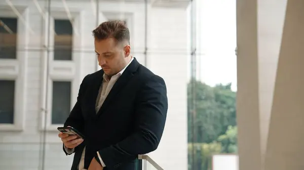 Homme Affaires Caucasien Analyser Les Données Marketing Téléphone Mobile Prendre — Photo