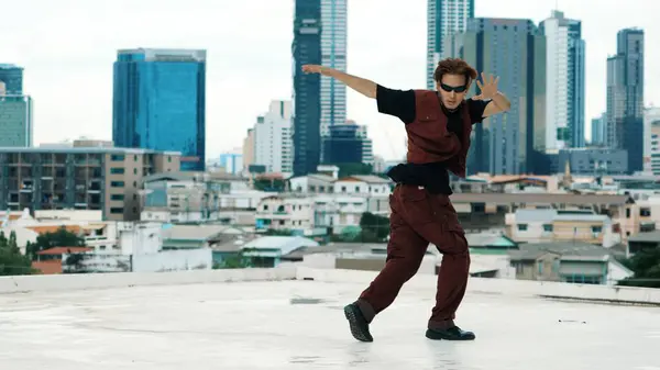 Professionele Aziatische Breakdancer Oefenen Boy Dance Terwijl Multiculturele Vrienden Het — Stockfoto