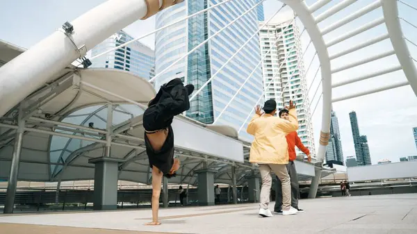 当亚洲嬉皮士用低角度相机在城市里表演男孩舞蹈时 一群专业快乐的街头舞蹈演员欢呼雀跃 突破舞蹈的概念 2024年户外运动 神气活现 — 图库照片